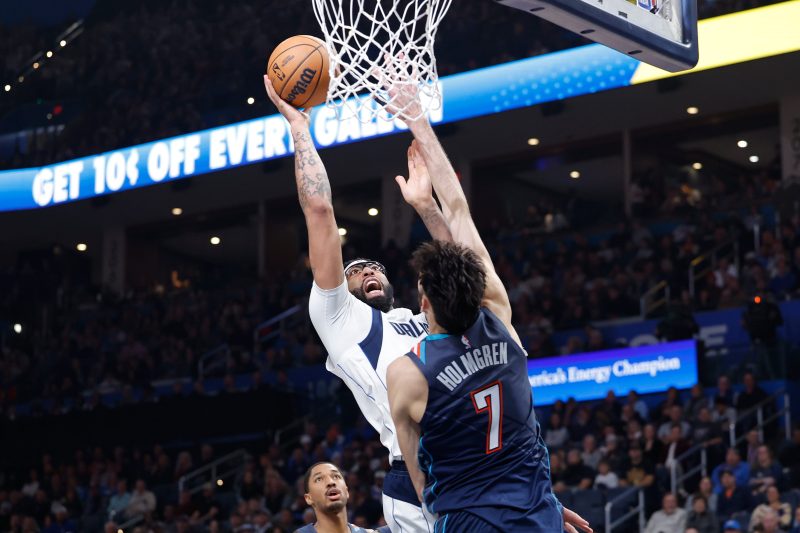 Mavs star Anthony Davis appears to hurt knee, but returns to game