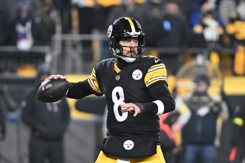 Watch: Aaron Rodgers walks off field for potentially final time